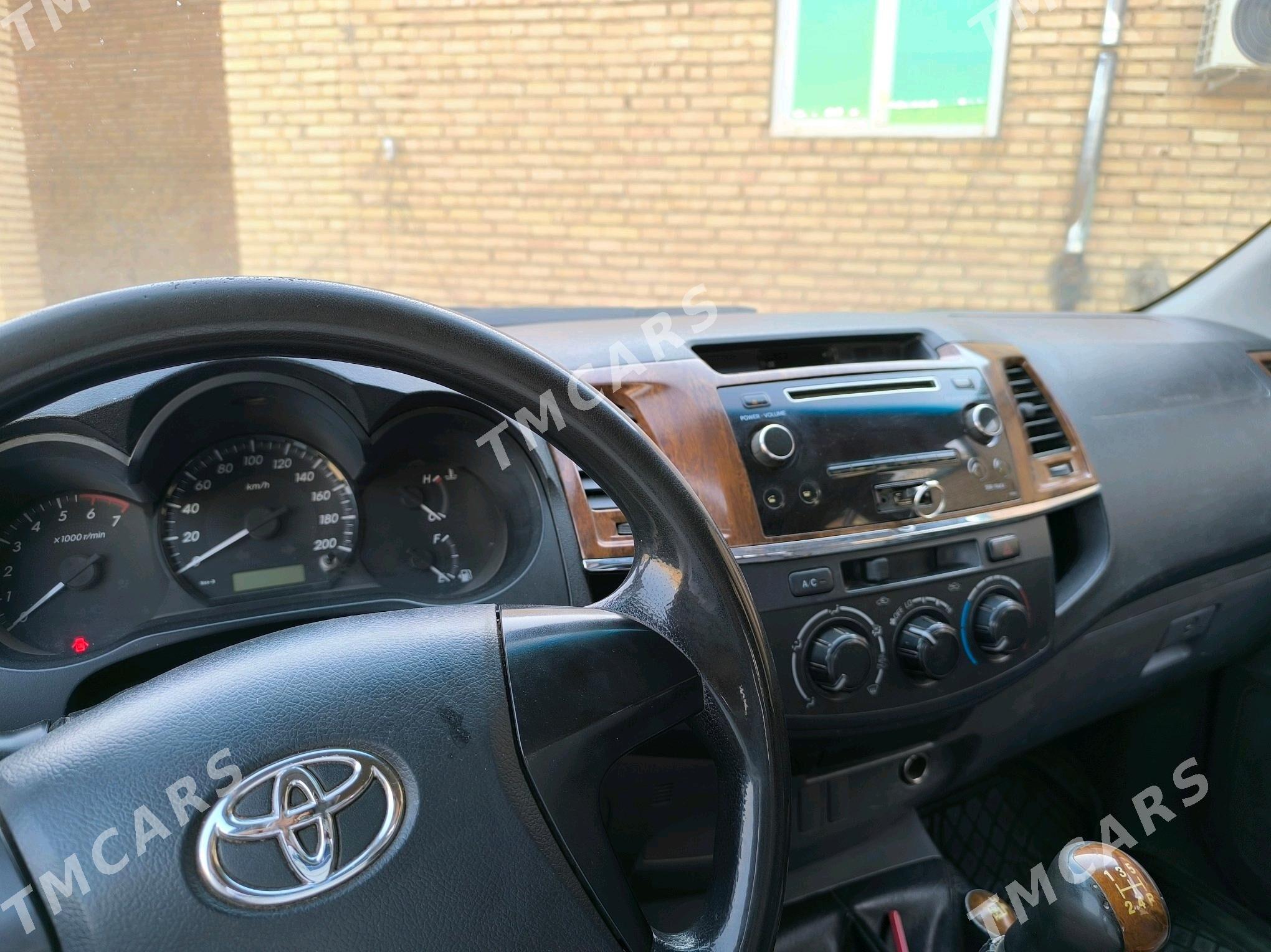 Toyota Hilux 2014 - 320 000 TMT - Серахс - img 5