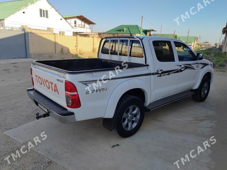 Toyota Hilux 2013 - 320 000 TMT - Hazar - img 4