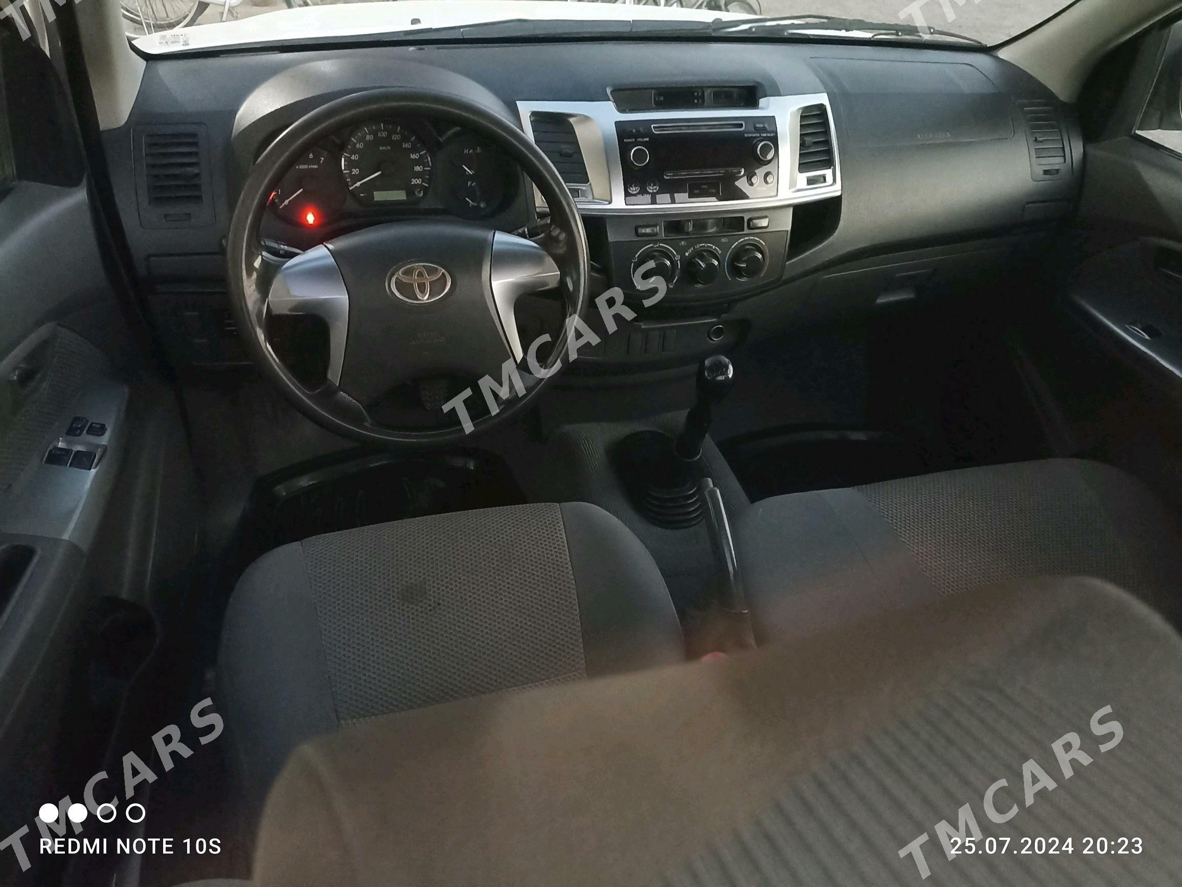 Toyota Hilux 2015 - 225 000 TMT - Мары - img 9