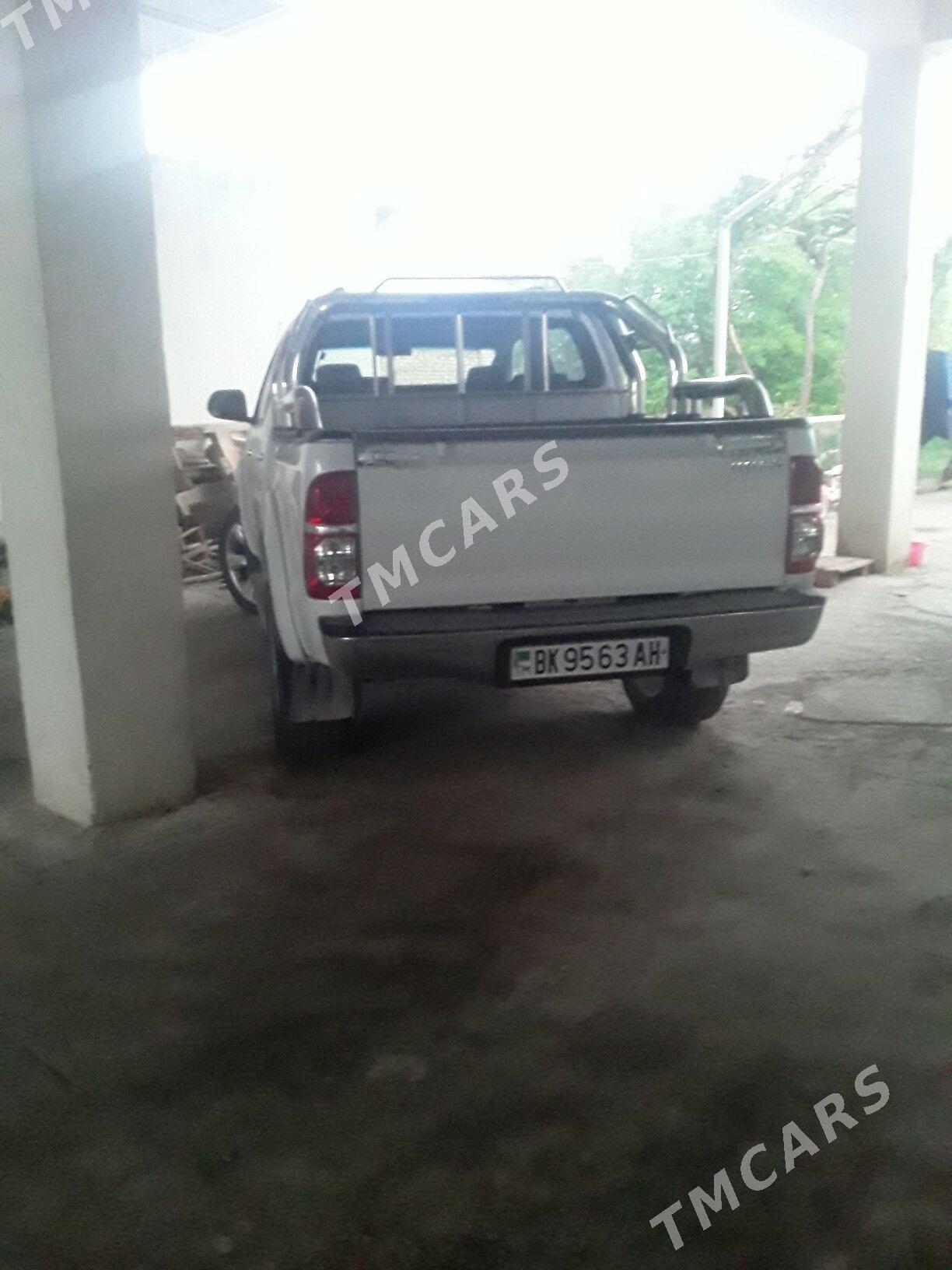 Toyota Hilux 2013 - 300 000 TMT - Kaka - img 2