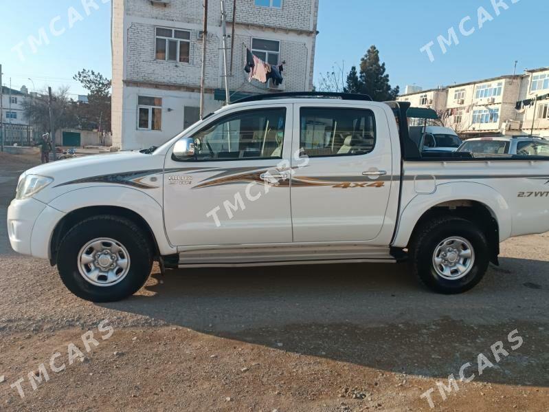 Toyota Hilux 2009 - 250 000 TMT - Туркменбаши - img 3