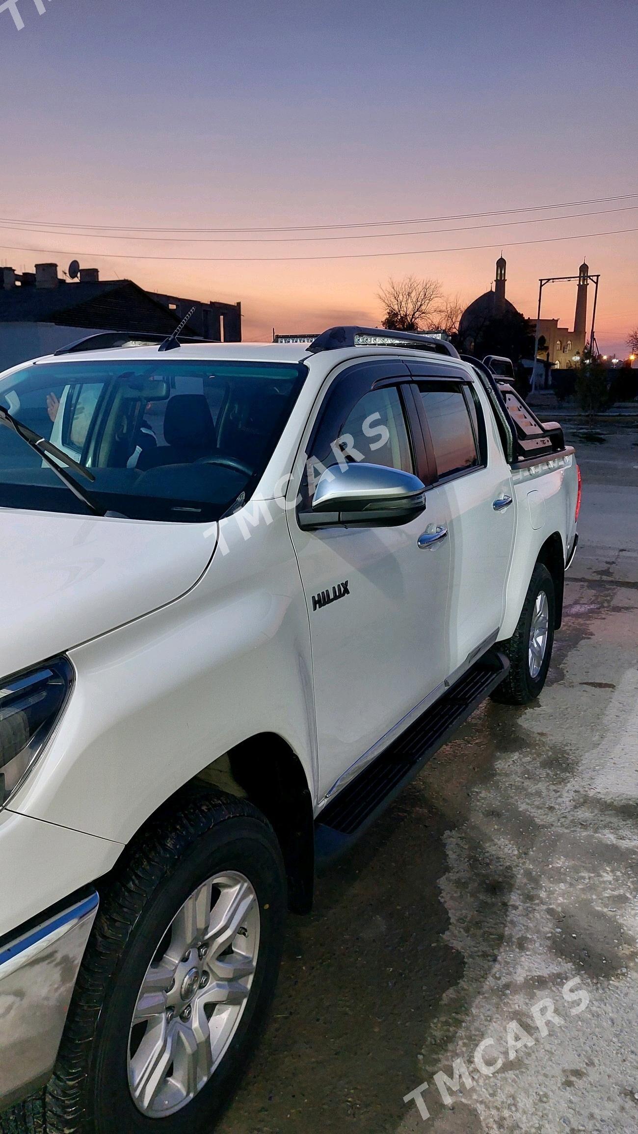 Toyota Hilux 2022 - 565 000 TMT - Бузмеин - img 5