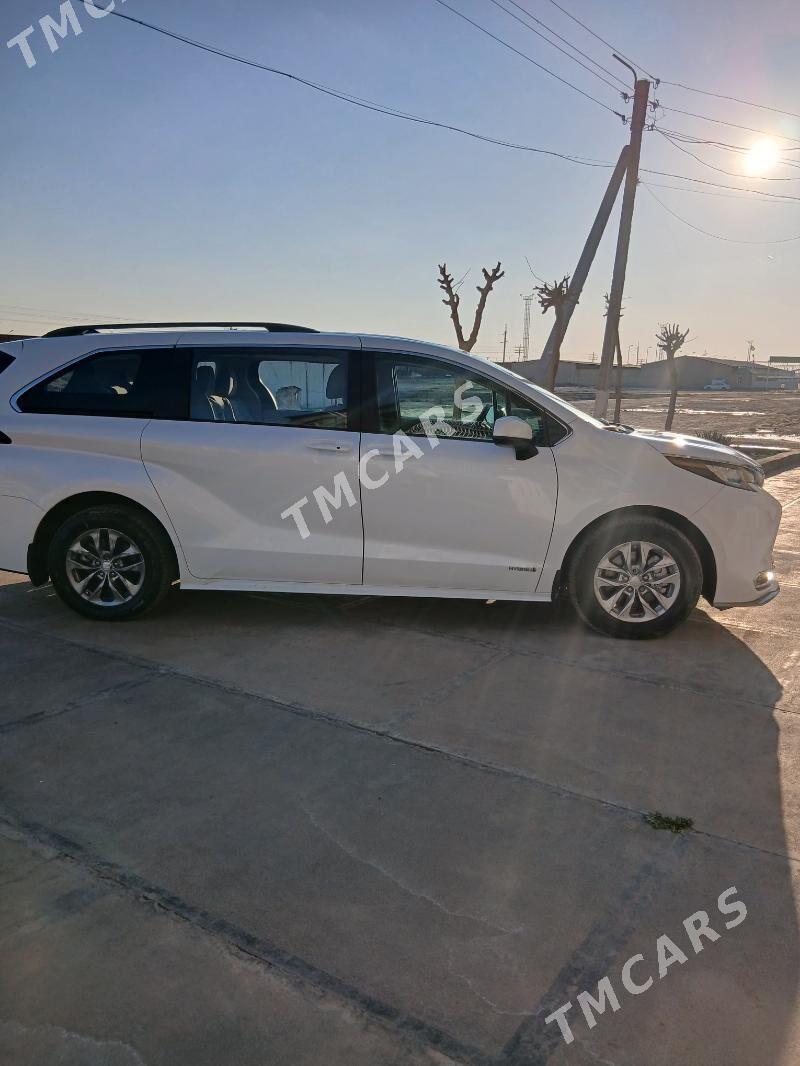 Toyota Sienna 2021 - 445 000 TMT - Baýramaly - img 2