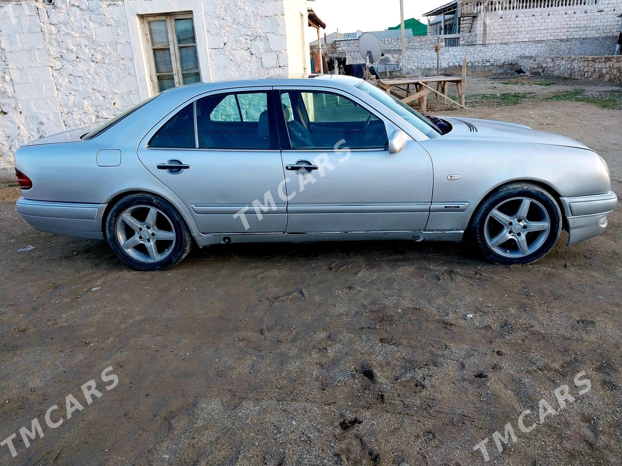 Mercedes-Benz E320 1996 - 50 000 TMT - Balkanabat - img 2