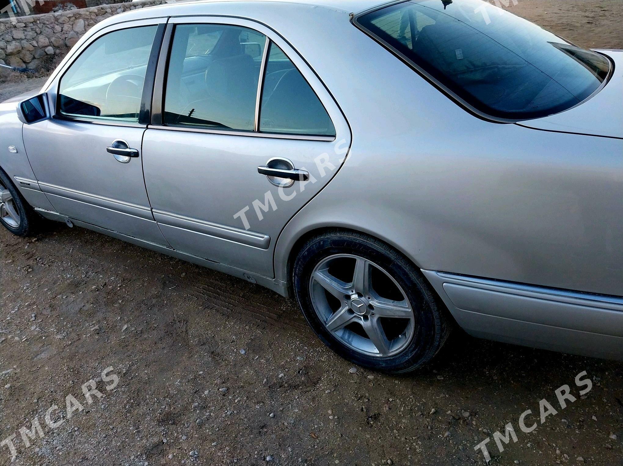 Mercedes-Benz E320 1996 - 50 000 TMT - Balkanabat - img 3