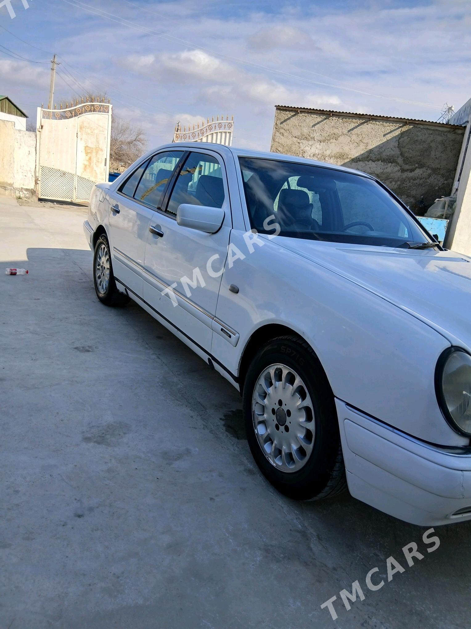 Mercedes-Benz E320 1996 - 70 000 TMT - Бахарден - img 10