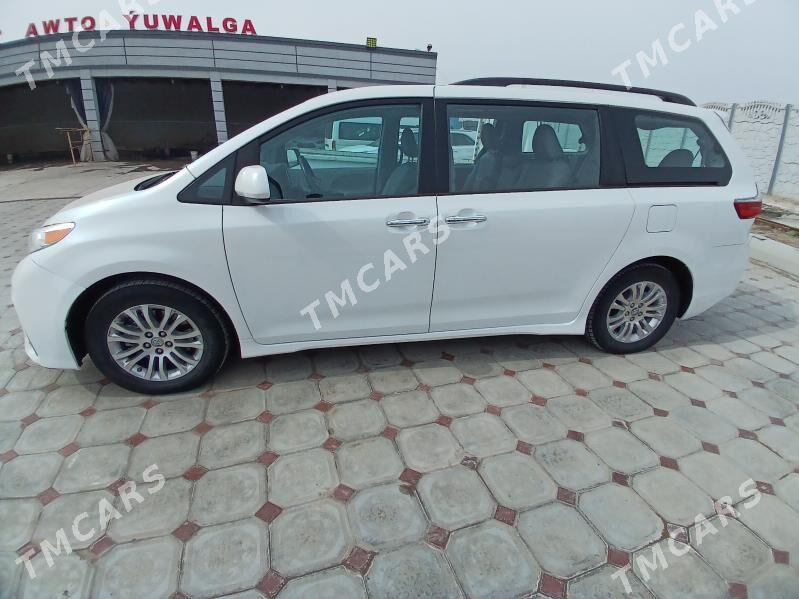 Toyota Sienna 2019 - 370 000 TMT - Мары - img 3