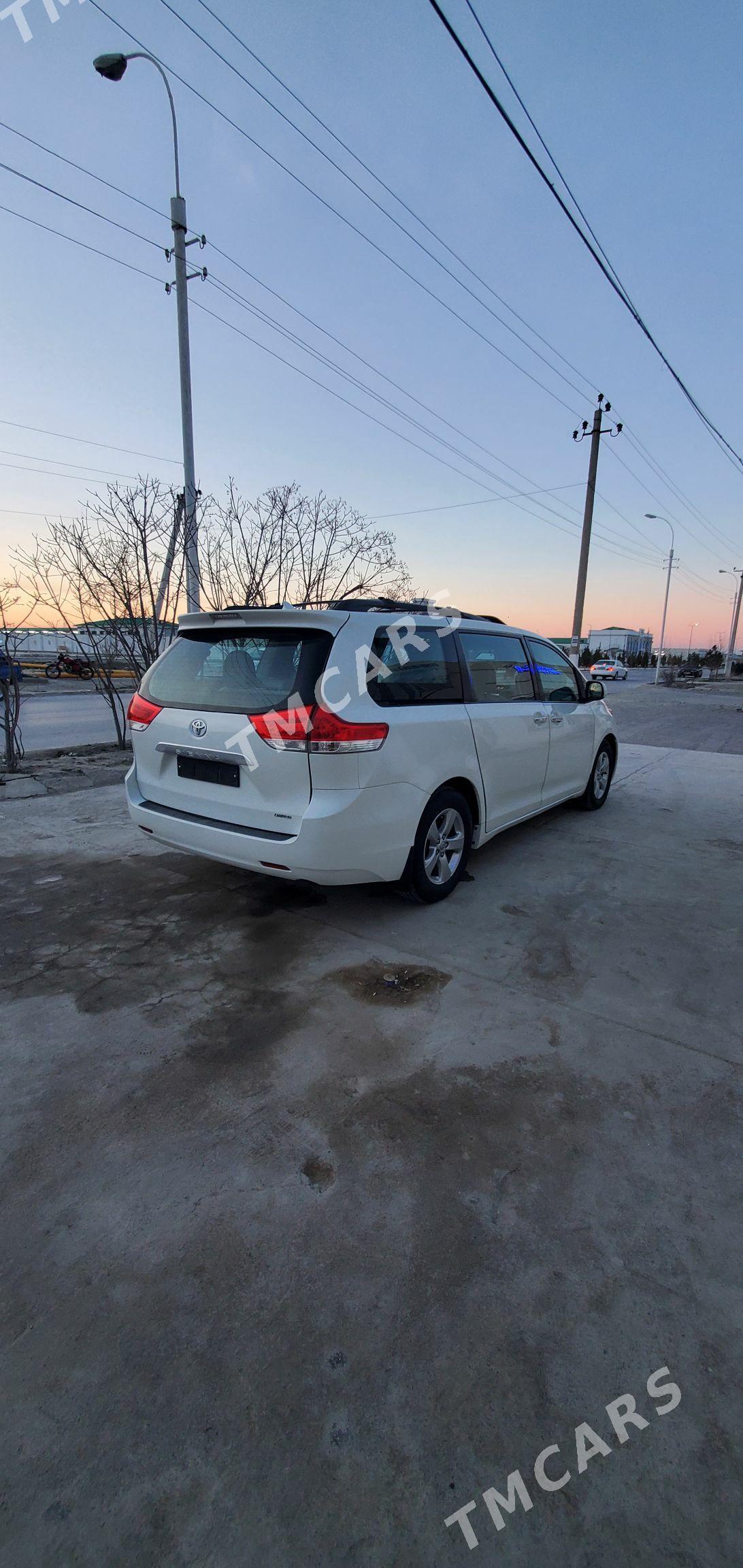 Toyota Sienna 2010 - 275 000 TMT - Bäherden - img 4