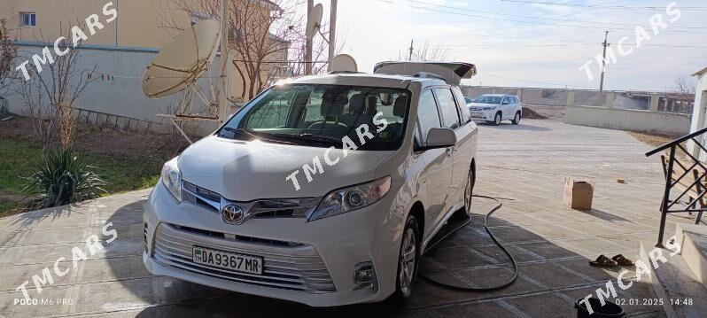 Toyota Sienna 2019 - 400 000 TMT - Мары - img 3