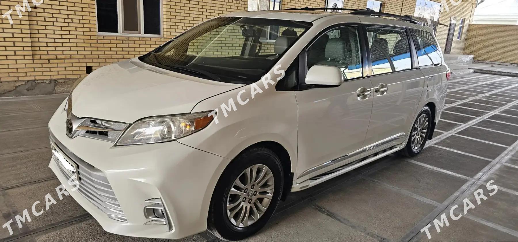 Toyota Sienna 2018 - 330 000 TMT - Мары - img 3