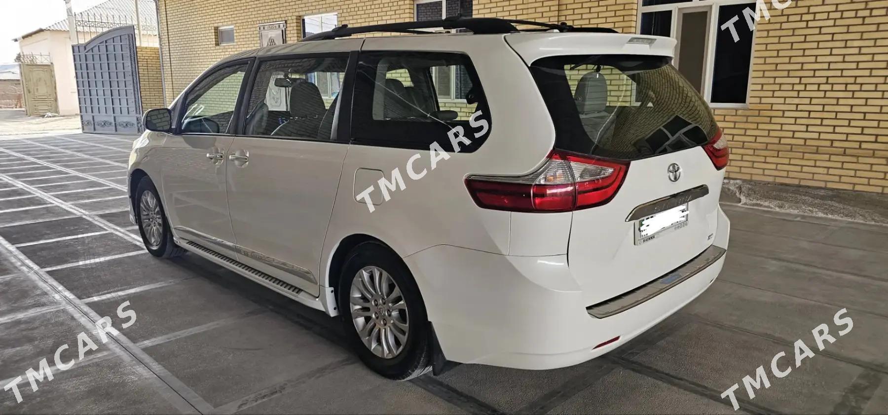 Toyota Sienna 2018 - 330 000 TMT - Мары - img 6