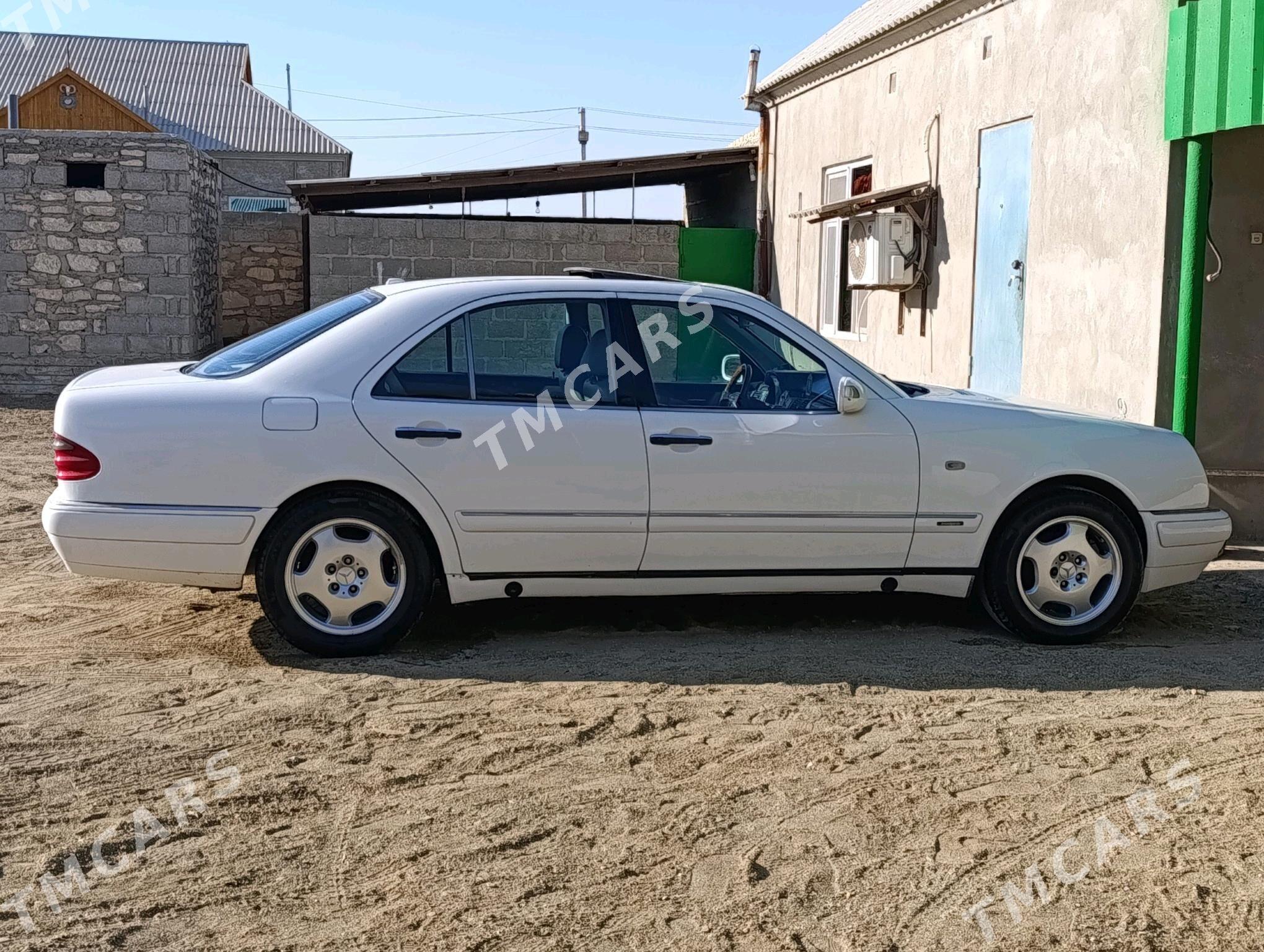 Mercedes-Benz E320 1999 - 90 000 TMT - Гумдаг - img 5