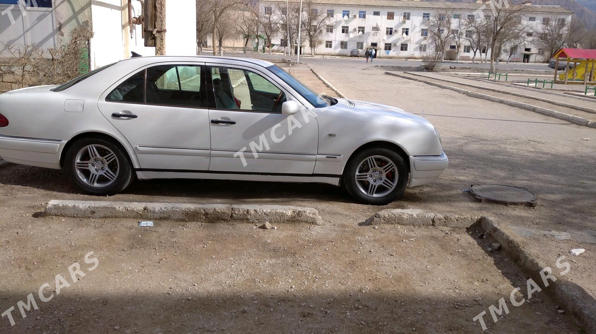 Mercedes-Benz E320 1999 - 80 000 TMT - Balkanabat - img 2