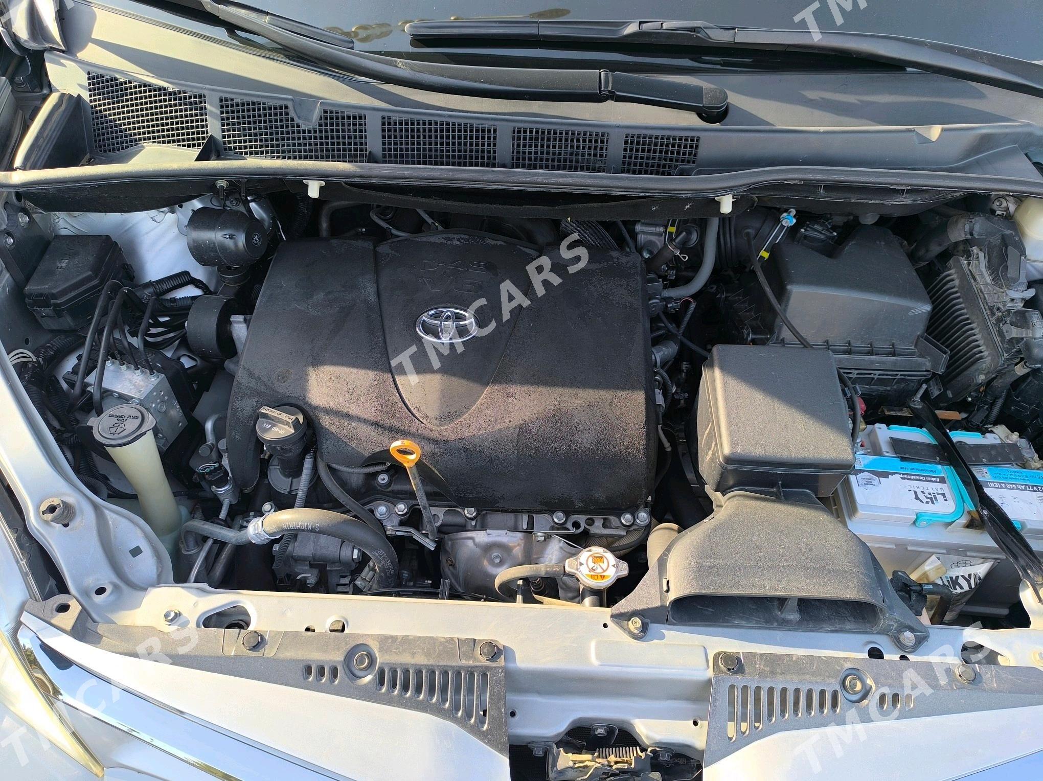 Toyota Sienna 2018 - 325 000 TMT - Aşgabat - img 4