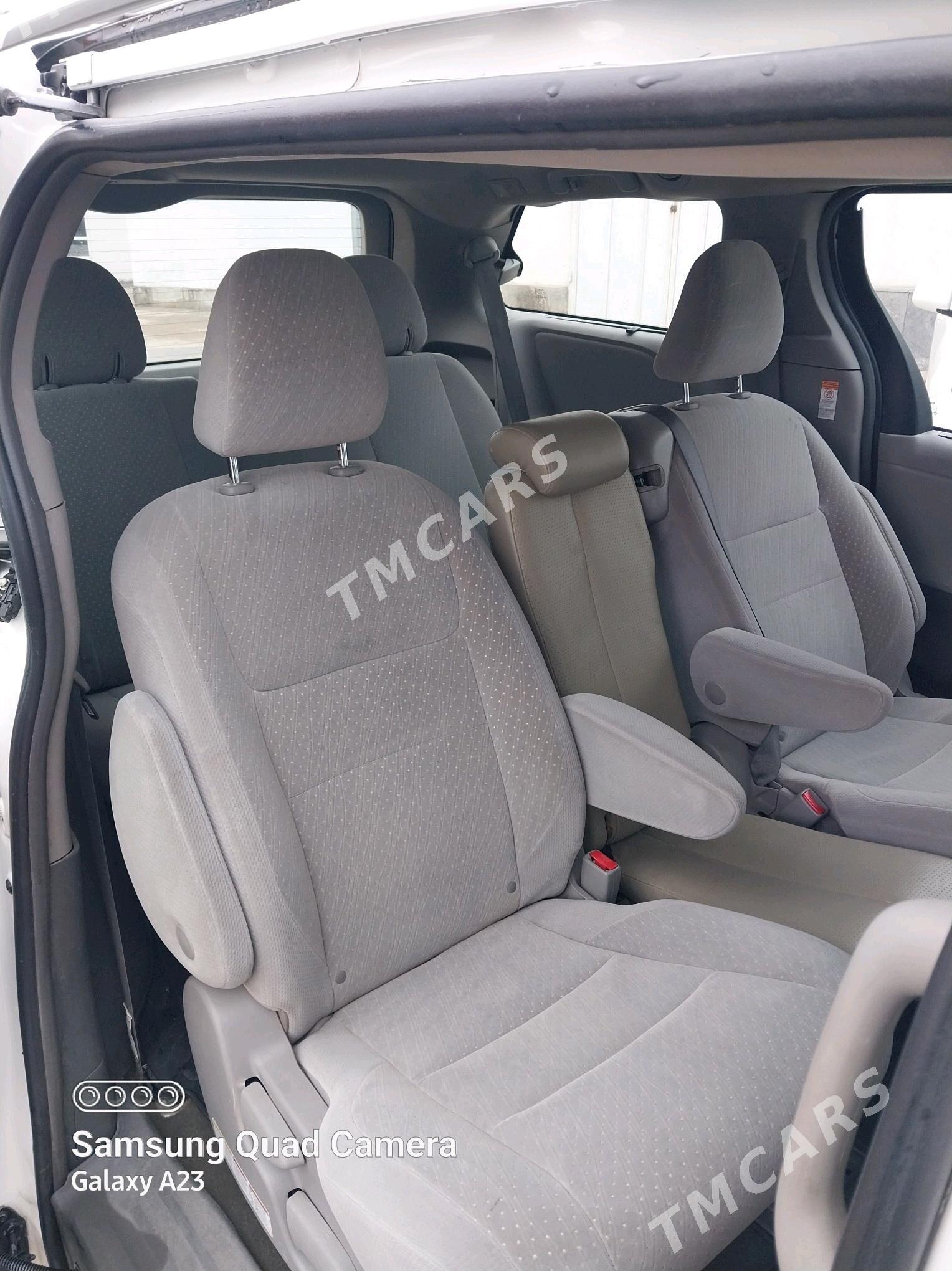 Toyota Sienna 2018 - 330 000 TMT - Мары - img 5