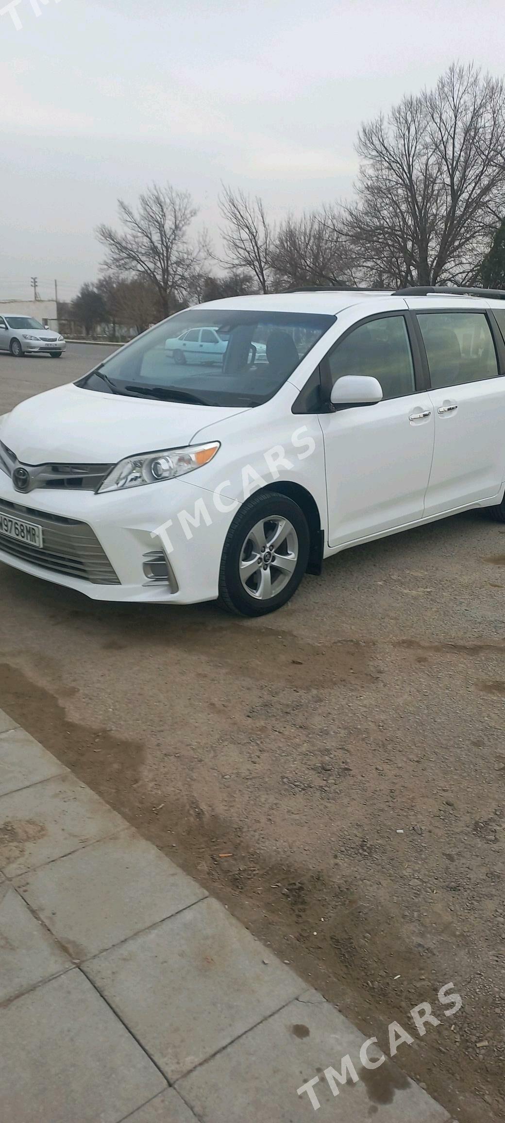 Toyota Sienna 2018 - 310 000 TMT - Baýramaly - img 4