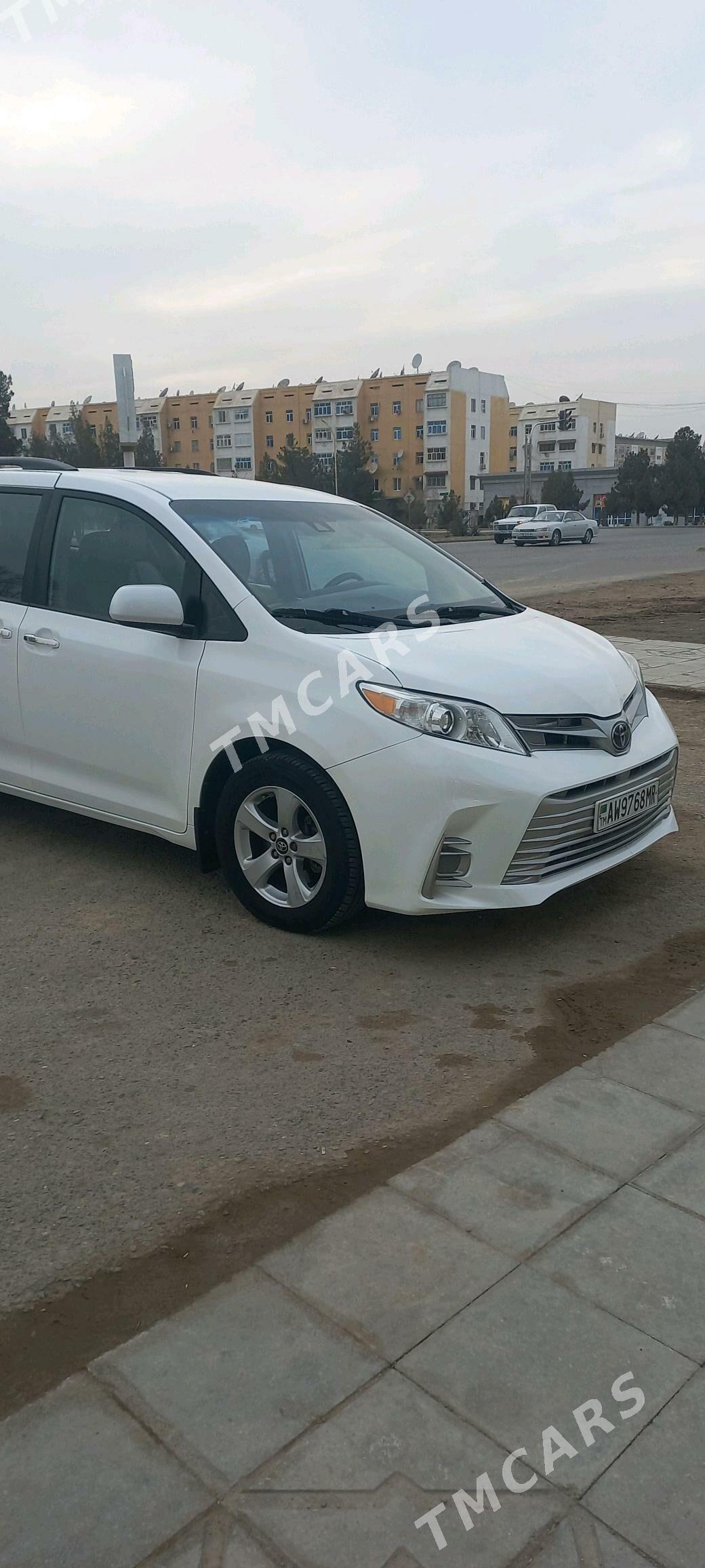 Toyota Sienna 2018 - 310 000 TMT - Байрамали - img 7