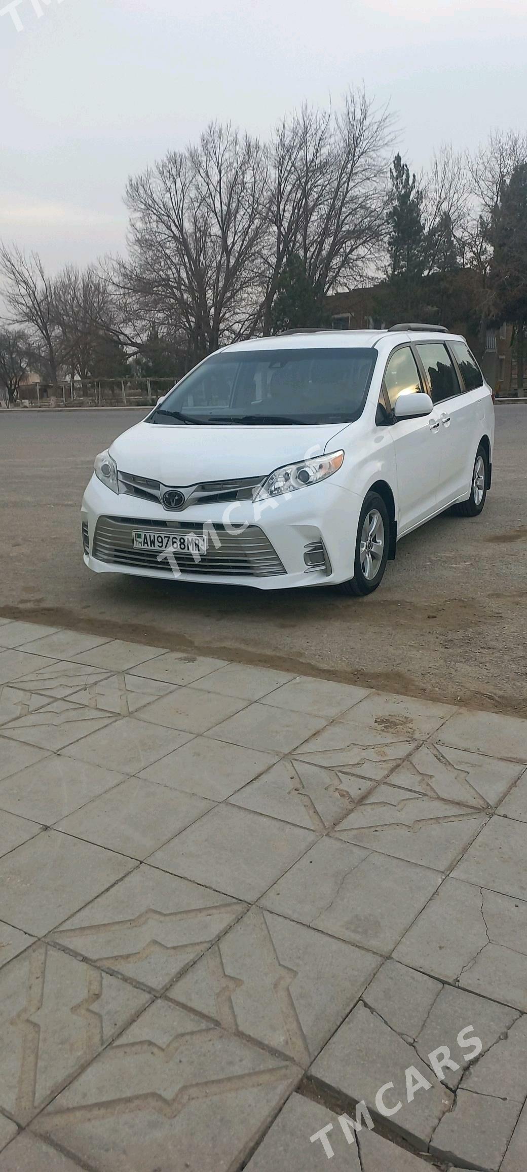 Toyota Sienna 2018 - 310 000 TMT - Байрамали - img 5