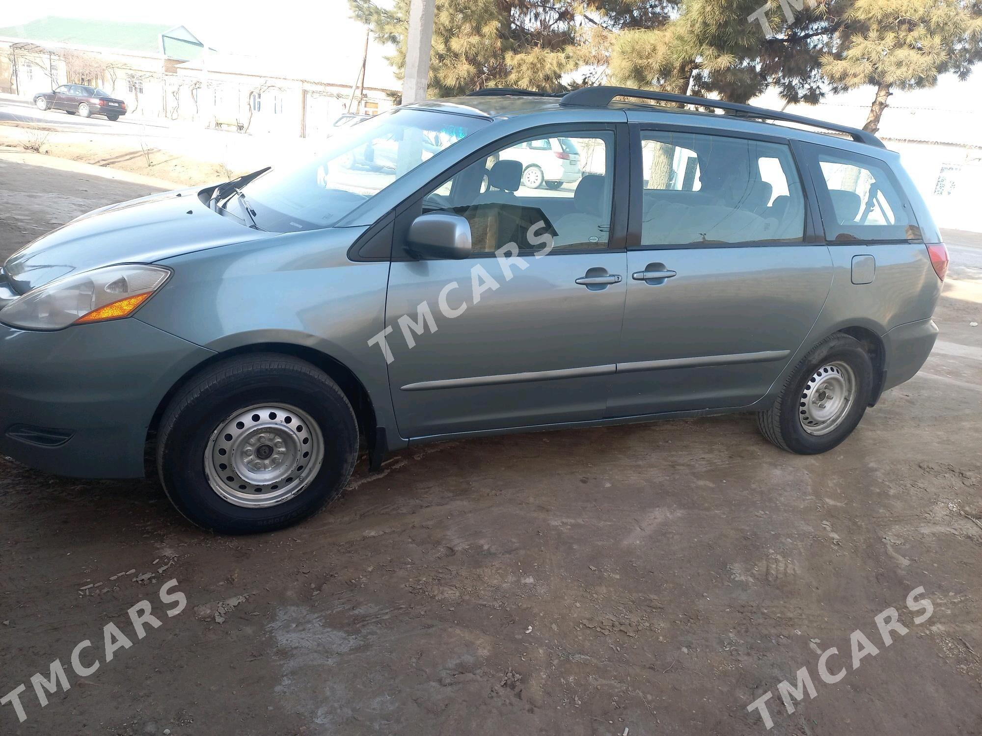 Toyota Sienna 2005 - 150 000 TMT - Саят - img 3