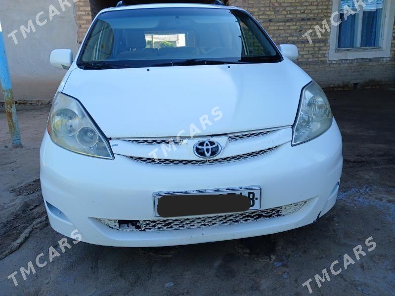 Toyota Sienna 2005 - 150 000 TMT - Halaç - img 2