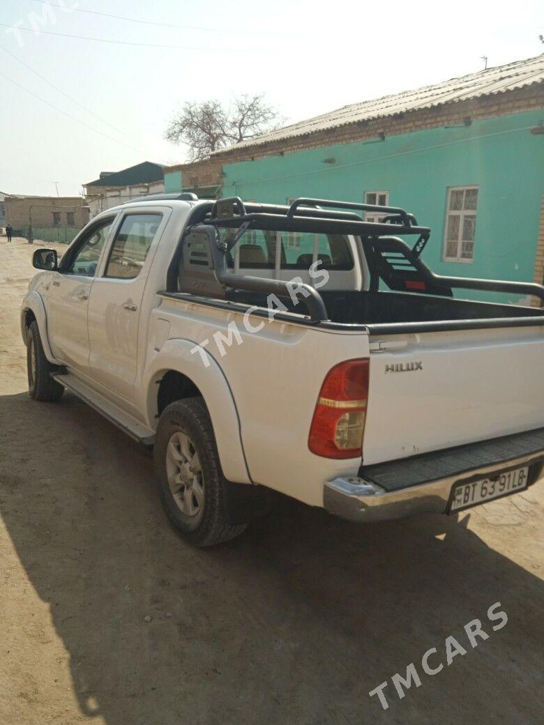Toyota Hilux 2006 - 240 000 TMT - Фарап - img 2