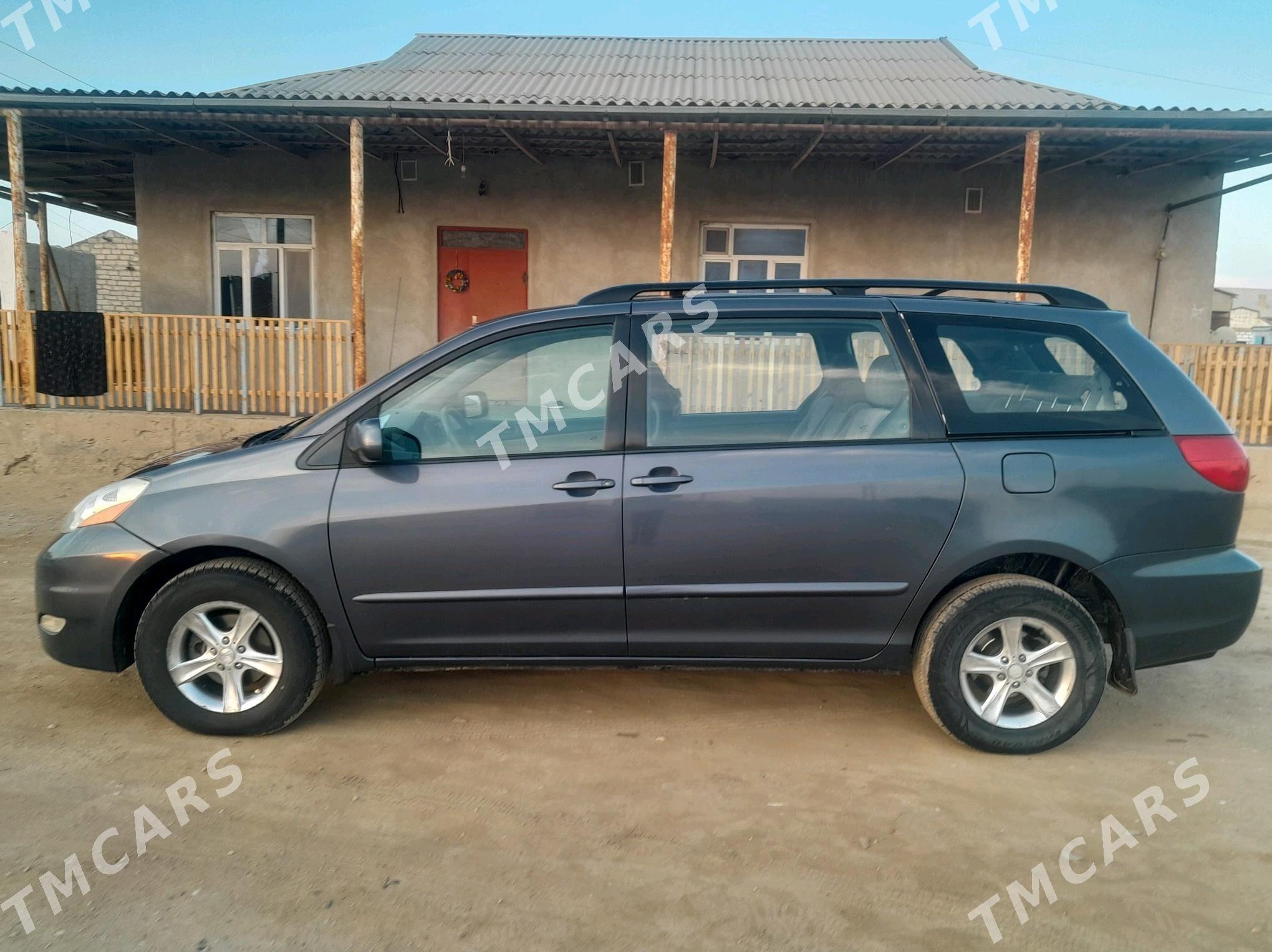 Toyota Sienna 2009 - 170 000 TMT - Балканабат - img 3