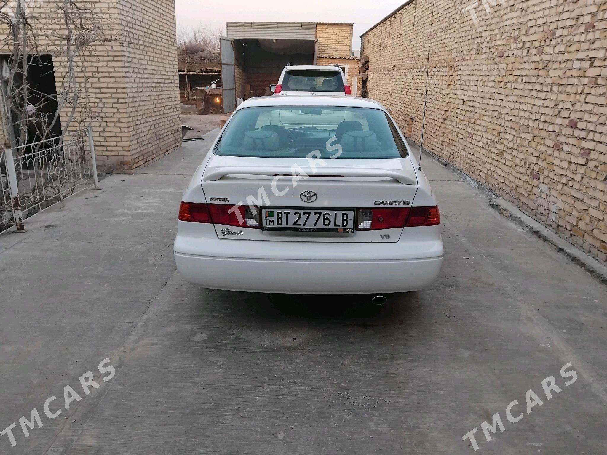 Toyota Camry 2000 - 152 000 TMT - Саят - img 4