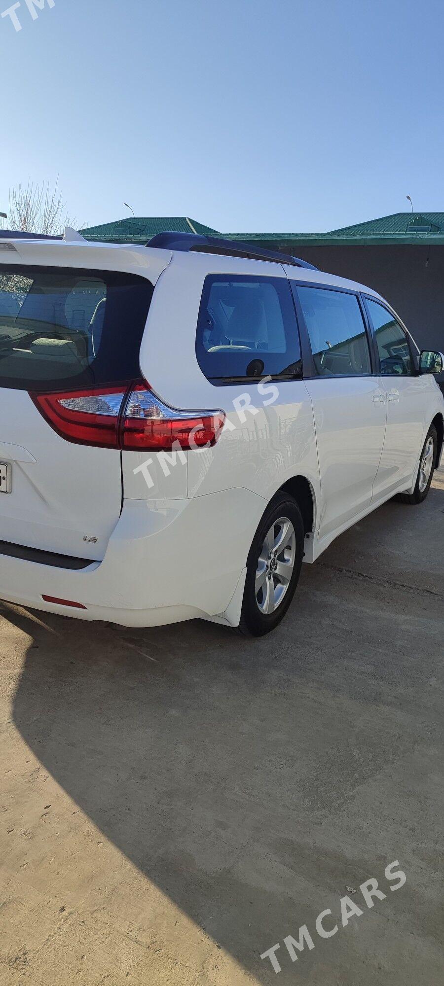 Toyota Sienna 2018 - 400 000 TMT - Täze zaman - img 3