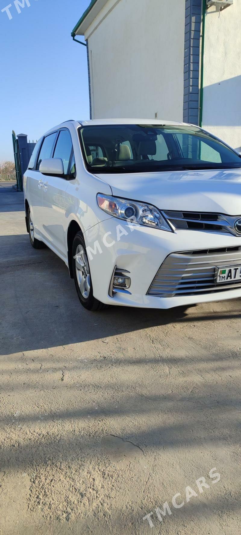 Toyota Sienna 2018 - 400 000 TMT - Täze zaman - img 2