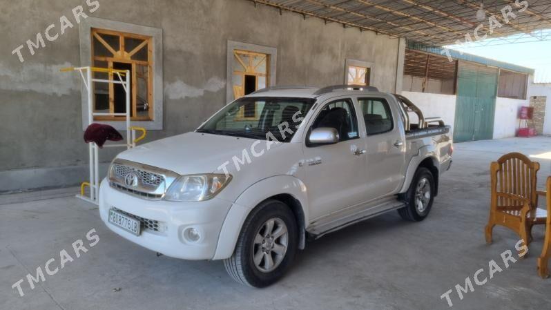 Toyota Hilux 2010 - 220 000 TMT - Саят - img 2