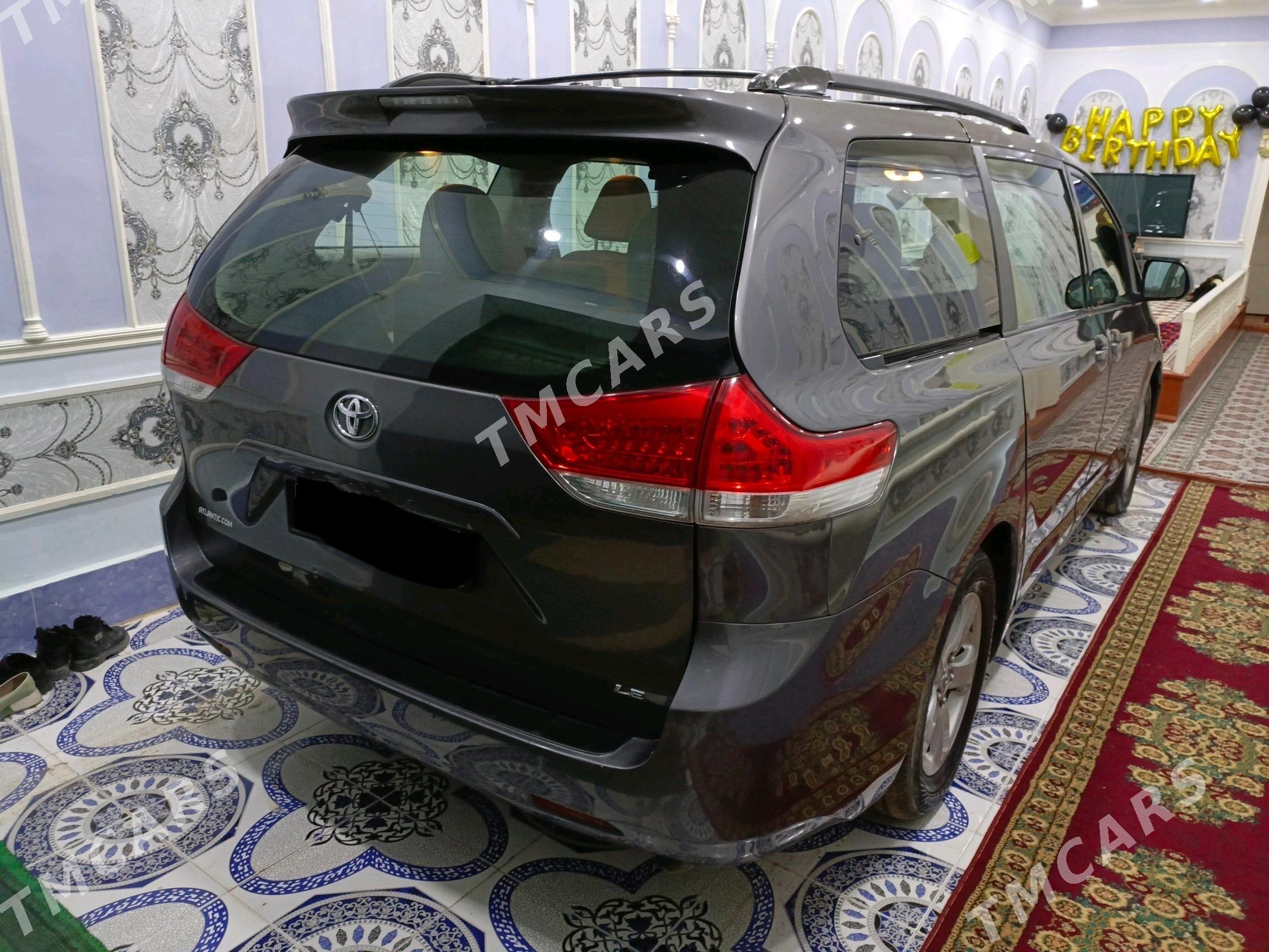 Toyota Sienna 2011 - 255 000 TMT - Köneürgenç - img 4