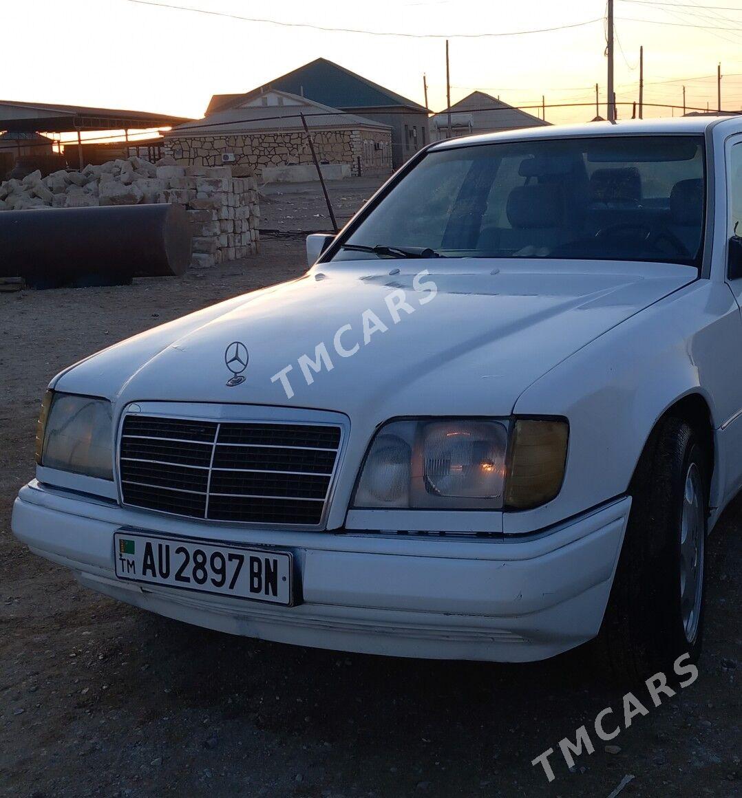 Mercedes-Benz E320 1993 - 28 000 TMT - Гумдаг - img 3