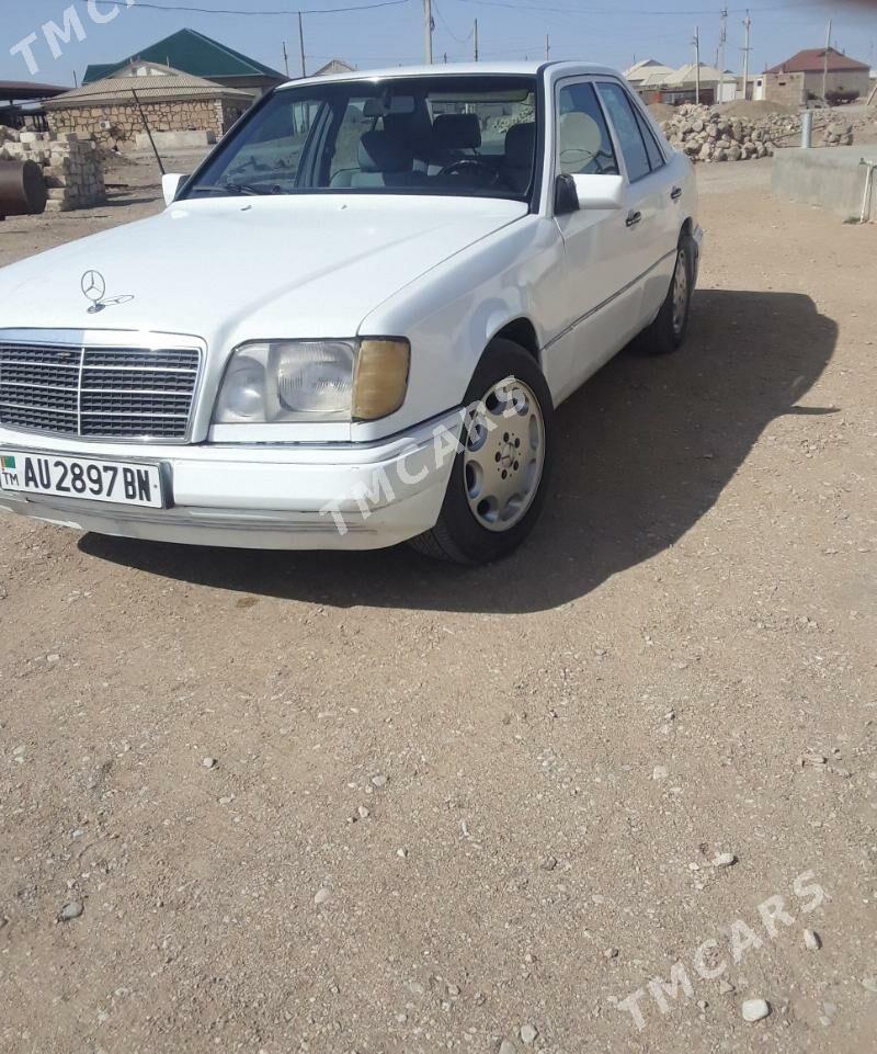 Mercedes-Benz E320 1993 - 28 000 TMT - Гумдаг - img 2