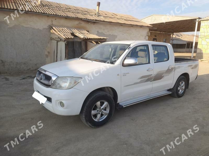 Toyota Hilux 2010 - 215 000 TMT - Этрек - img 2