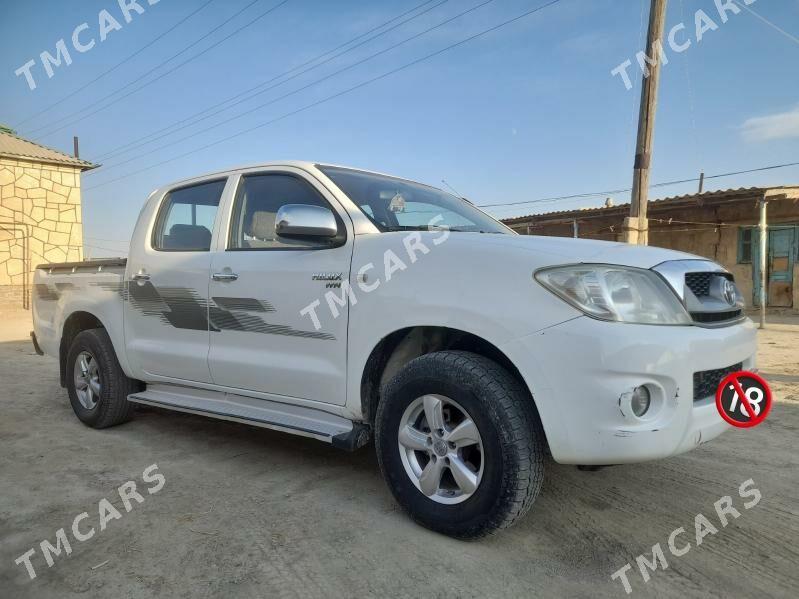 Toyota Hilux 2010 - 215 000 TMT - Этрек - img 3