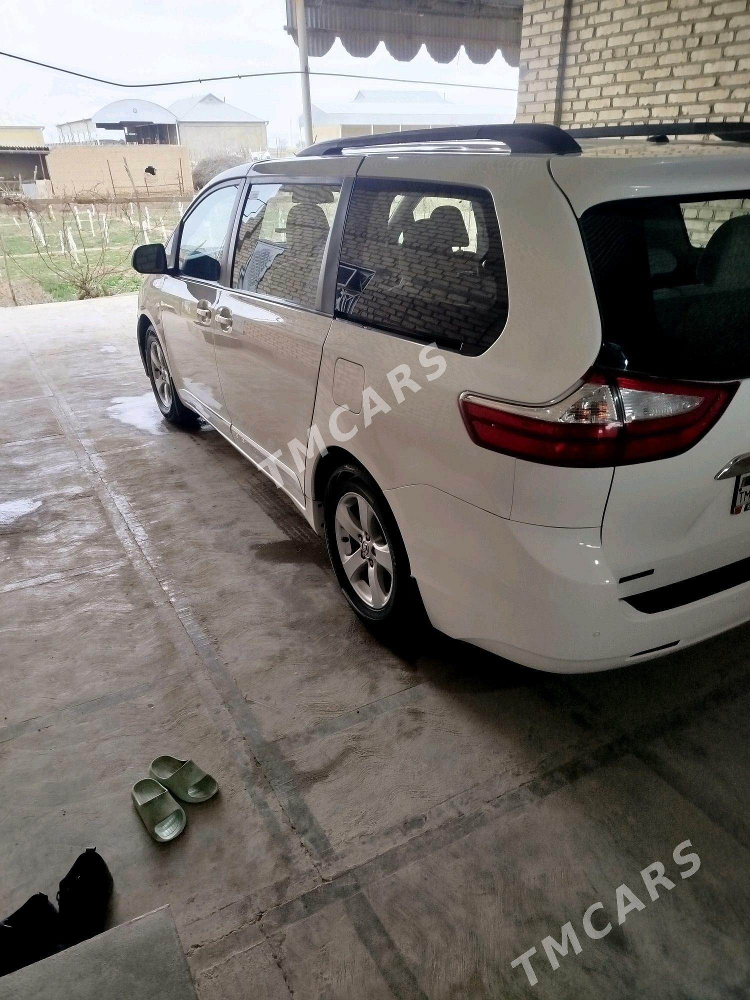 Toyota Sienna 2016 - 319 000 TMT - Векильбазар - img 5