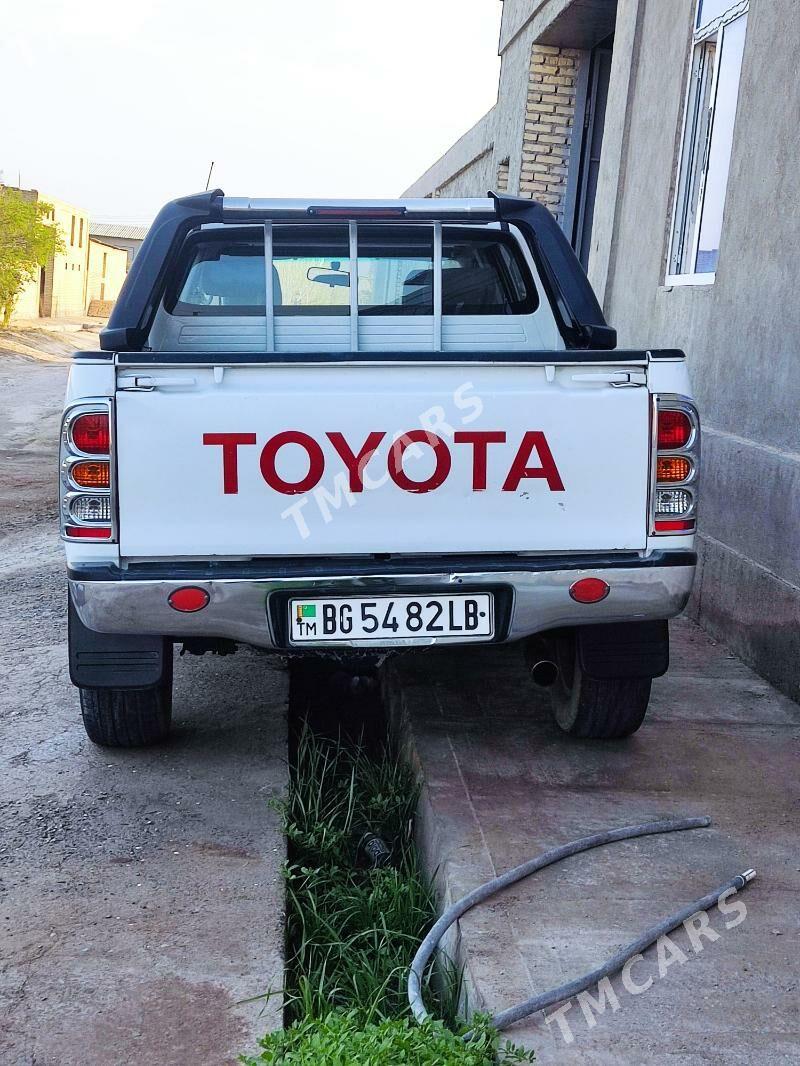 Toyota Hilux 2011 - 300 000 TMT - Чарджоу - img 3