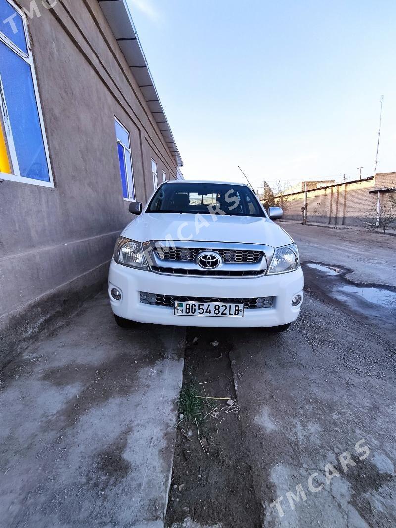 Toyota Hilux 2011 - 300 000 TMT - Чарджоу - img 4