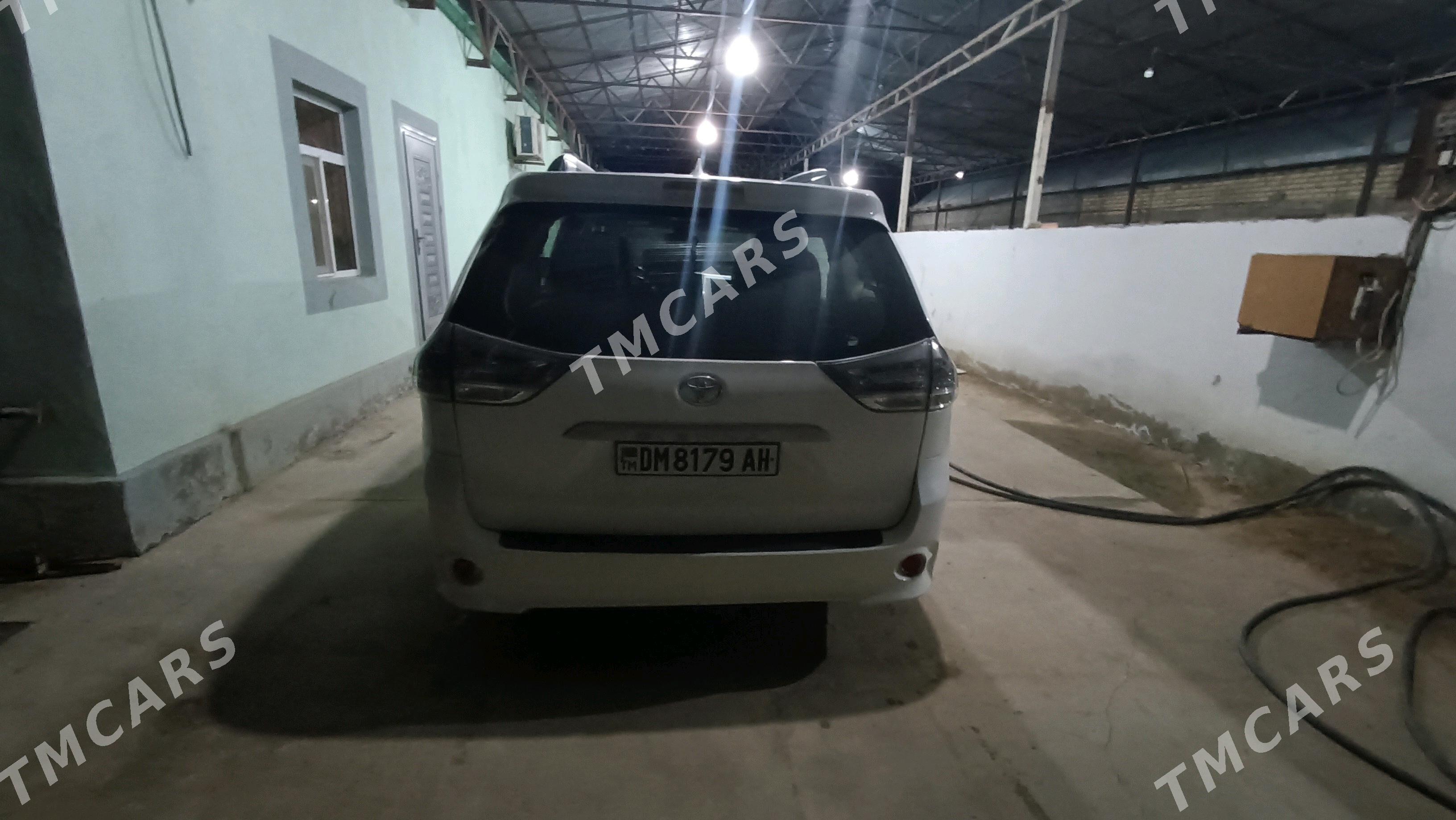 Toyota Sienna 2018 - 340 000 TMT - Aşgabat - img 3