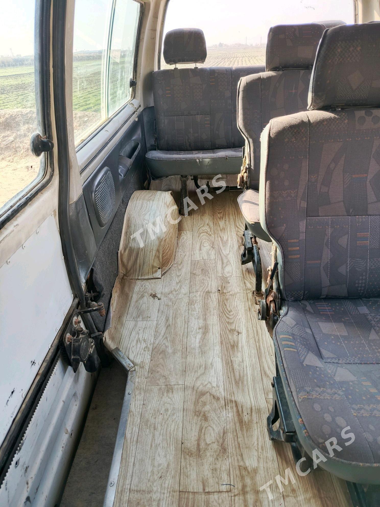 Toyota Hiace 2002 - 70 000 TMT - Туркменабат - img 7