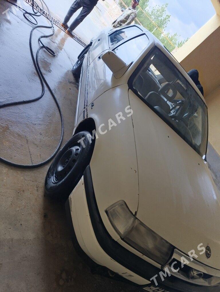 Opel Vectra 1990 - 18 000 TMT - Достлук - img 2
