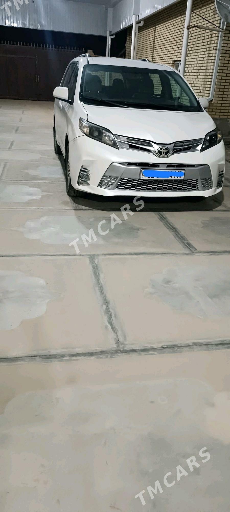 Toyota Sienna 2016 - 320 000 TMT - Мары - img 3