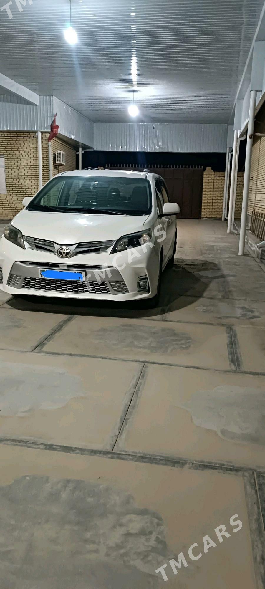 Toyota Sienna 2016 - 320 000 TMT - Мары - img 5