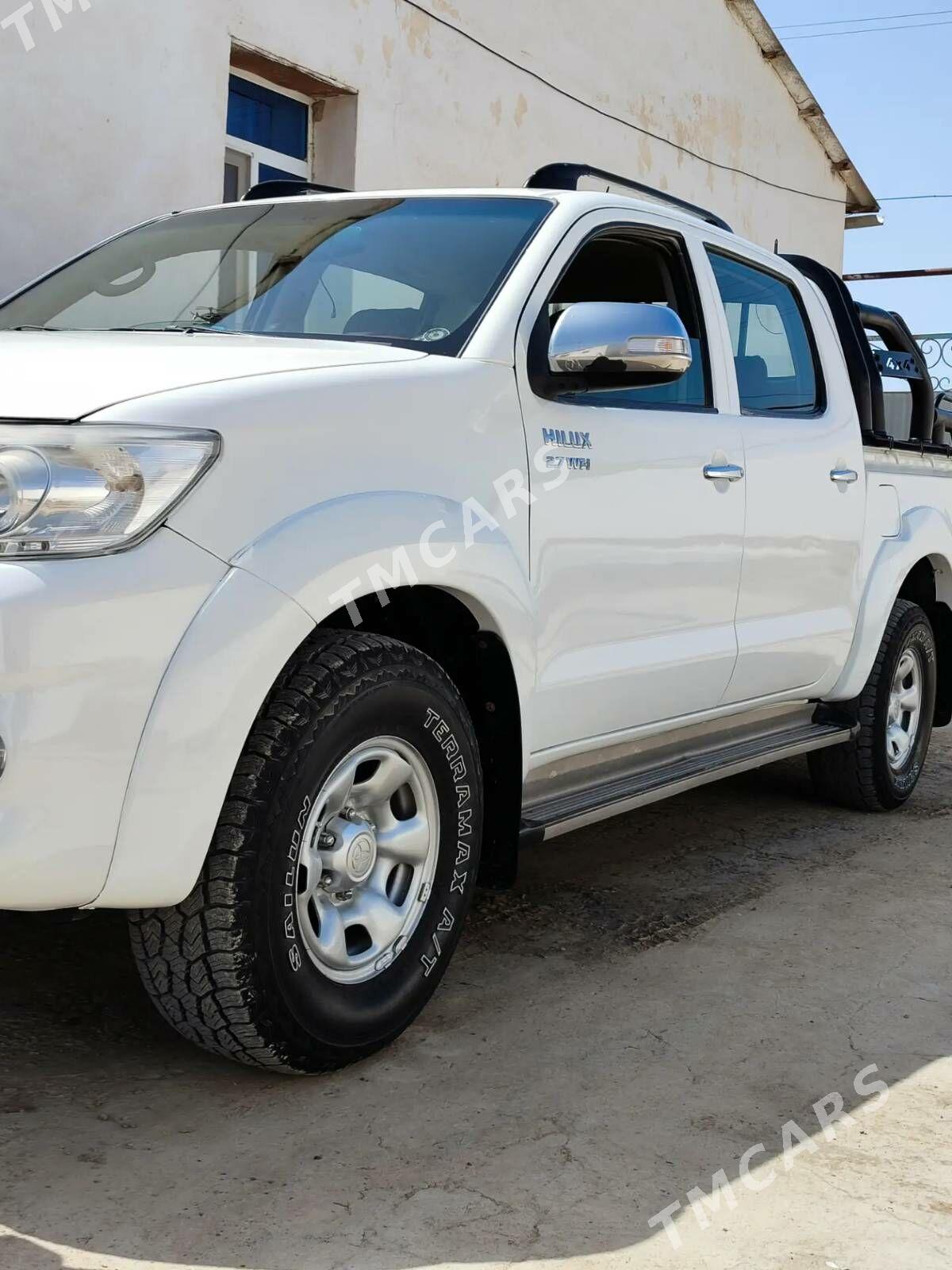 Toyota Hilux 2013 - 330 000 TMT - Köýtendag - img 2