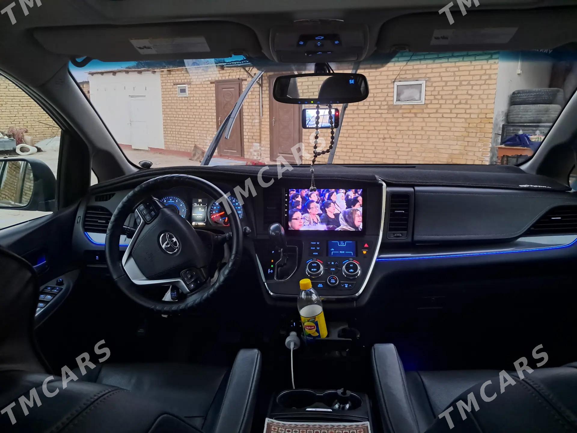 Toyota Sienna 2018 - 410 000 TMT - Туркменабат - img 7