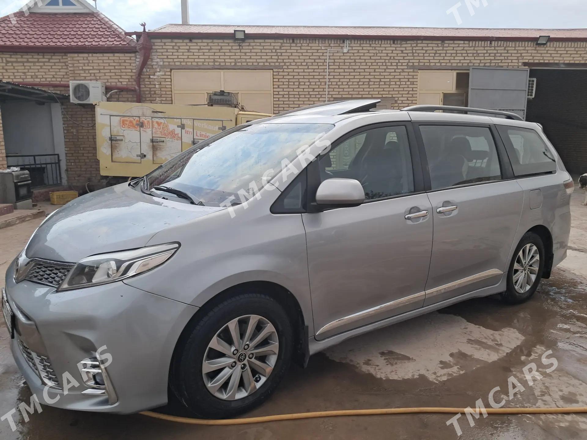 Toyota Sienna 2018 - 410 000 TMT - Туркменабат - img 3