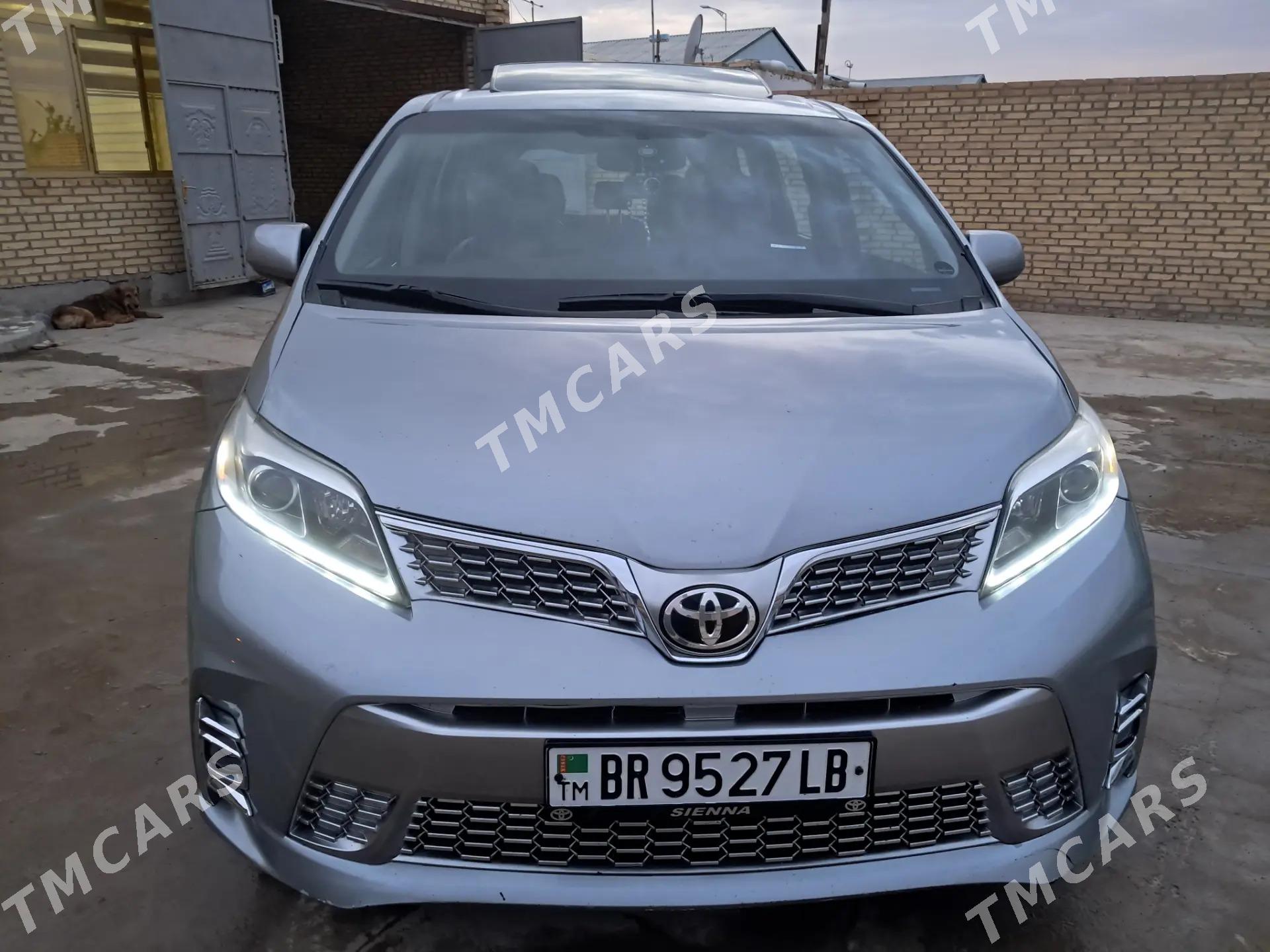 Toyota Sienna 2018 - 410 000 TMT - Туркменабат - img 8