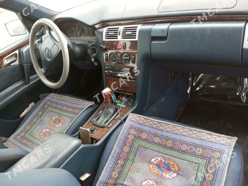 Mercedes-Benz E320 1997 - 90 000 TMT - Байрамали - img 4