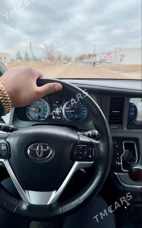 Toyota Sienna 2018 - 435 000 TMT - Байрамали - img 4