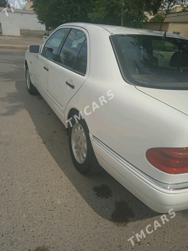 Mercedes-Benz E-Class 1998 - 80 000 TMT - Бузмеин - img 5